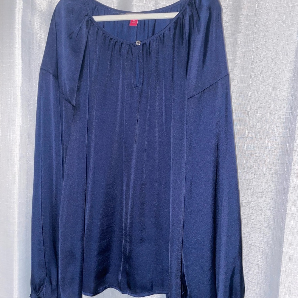 VINCE CAMUTO Keyhole Top - M